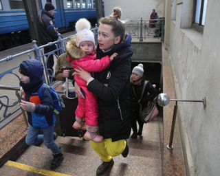 Демографический удар. Сколько беженцев из Украины уже готовы получить гражданство другой страны