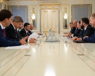Зеленский провел встречу с Волкером и послом США в ЕС