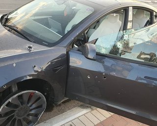 Электромобиль Tesla выдержал обстрел боевиков ХАМАС и спас владельца (фото)