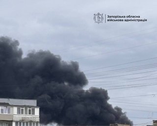 Российские БпЛА атаковали Запорожье: в городе слышны взрывы, а в одном из районов есть задымление