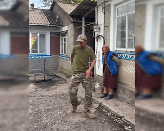 "Микола Джексон": военный ВСУ станцевал легендарную "лунную походку" перед бабушкой (видео)