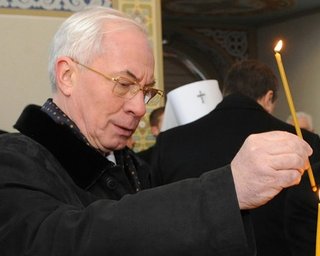 Азаров купил в Лавре пасхальный кулич и свечи
