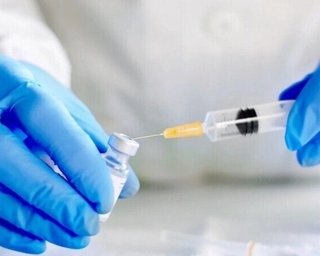 Украинцев начали прививать третьей дозой вакцины против COVID-19: кому она положена