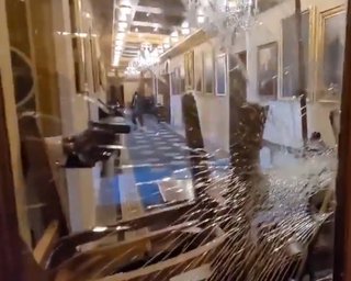 Появилось видео ранения сторонницы Трампа во время штурма Капитолия (видео)