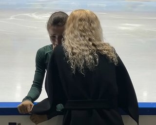 Фігуристка Валієва розплакалася на плечі у тренера (фото)