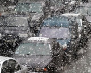 Киев заметает снегом: центр города стоит в пробках