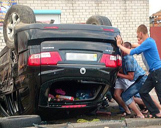В Николаеве внедорожник врезался в дерево: пострадали трое детей