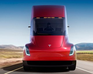 Электрогрузовик Tesla уже вовсю ездит по дорогам