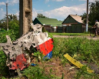 Случайный свидетель заснял горящие обломки сбитого боинга