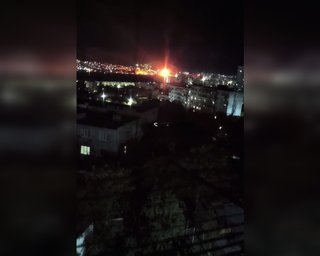 "Залетают со всех сторон": Новороссийск под массированной атакой дронов, в порту разразился пожар (видео)