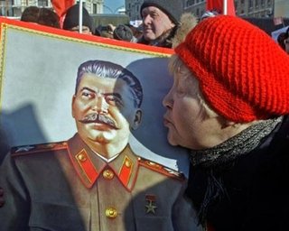 По Киеву прошли коммунисты с красным знаменем и портретом Сталина