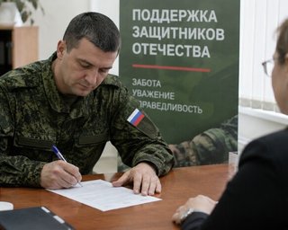 Спишуть борги, але не всім: ЗМІ дізнались, як влітку 2026 Путін мотивуватиме росіян воювати