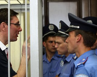 Суд отказался перенести рассмотрение дела Луценко