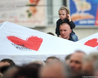 Объединение оппозиции поддерживает каждый третий украинец, - опрос