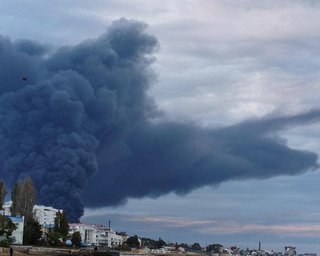 Удар по Феодосии: какая ракета подожгла нефтебазу в Крыму и почему молчит РФ (фото)