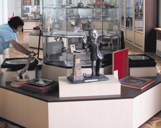 Черновецкий забрал из музея скульптуру улыбающегося себя