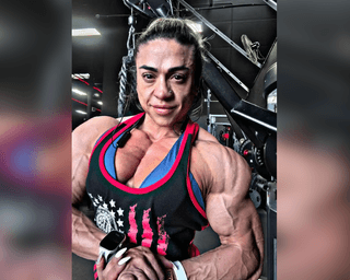 Виграла чемпіонат світу: 40-річна бодібілдерка раптово померла після змагань