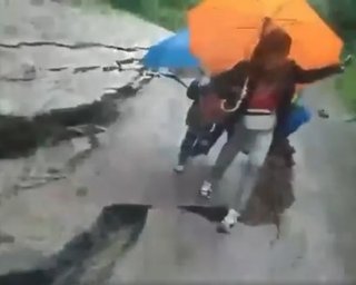 Чудом уцелели: в Яремче под ногами детей рухнула дорога