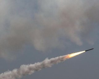 Масований ракетний удар РФ: у Києві горить житловий будинок (відео)