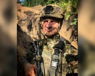 Після весілля молодята поїхали на фронт: Євген Карась повінчався з відомою акторкою (фото)