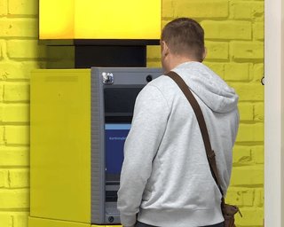 Блокировка счетов из-за неявки по повестке: как получить доступ к собственным средствам