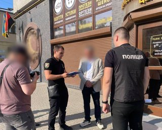На Закарпатье чиновник и его сообщница наживались на протезах для раненых военных: детали