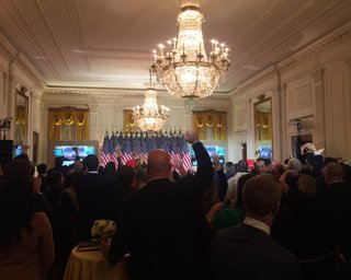 Без масок и с картошкой фри: сторонники Трампа и его семья собрались на вечеринку в честь выборов в Белом доме