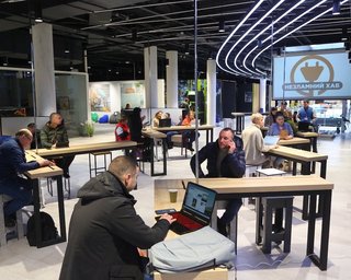 Територія світла: які магазини в Україні працюють при блекаутах та дозволяють зарядити смартфони