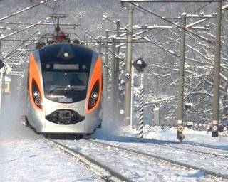 Снегопады не повлияли на движение поездов, - Укрзализныця