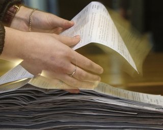В украинские регионы уже развезли бюллетени для голосования по партийным спискам 