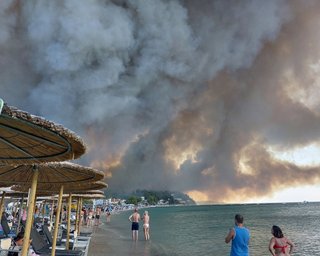 Лесные пожары в Греции: туристов эвакуируют по морю с курортов (видео)