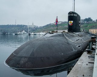 В РФ боятся атаки БПЛА на подводные лодки: на базе "Рыбачий" развернули антидронные сетки