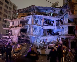 В Сирии из-под завалов через 3 месяца после землетрясения достали живого мужчину, — СМИ (фото)