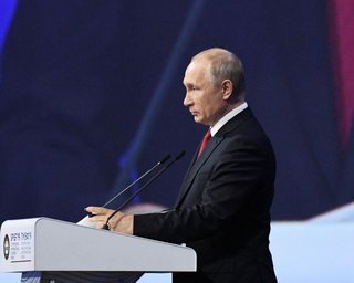 Дає Москві шанс збільшити доходи: послаблення санкцій проти РФ буде "обмеженим", — Bloomberg