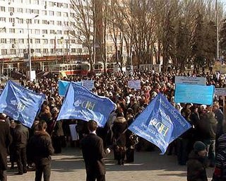 Десять тысяч митингующих учителей перекрыли улицу Грушевского