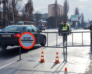 Блокпосты на подъездах к Одессе усилили бронетехникой