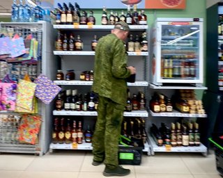 Спасают от дронов: в РФ алкогольные магазины сокращают запасы на фоне атак ВСУ