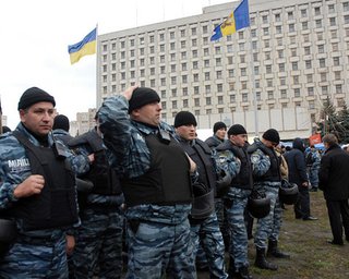 Под зданием ЦИК Беркут начал оцеплять митингующих