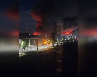В окупованому Луганську масштабно палає ТЦ: дрони уразили логістичний хаб ЗС РФ, — OSINT (фото, відео)