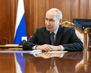 Бледный и изможденный: новые фото Путина вызвали волну слухов о его здоровье