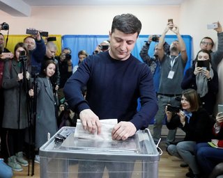 ЦИК считает голоса. К 3.00 ночи Зеленский опережает Порошенко