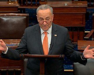 Главный демократ Сената призвал немедленно отстранить Трампа от должности