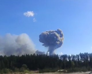 Хранилось 264 тысячи тонн ракет и боеприпасов: в РФ взрывается и дымит арсенал ГРАУ МО, — соцсети (видео)