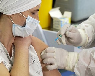 Для вакцинації від коронавірусу 75% населення України знадобиться 10 років, — Bloomberg