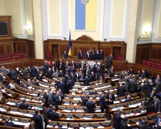 Батьківщина заблокировала трибуну Рады, требуя продемонстрировать видео событий 18 мая в Киеве
