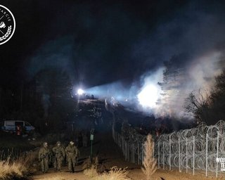 70 мигрантов пытались прорваться в Польшу и ранили двух военных (фото, видео)