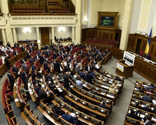 Депутаты от БПП решили сыграть на опережение и стали на стражу трибуны Рады