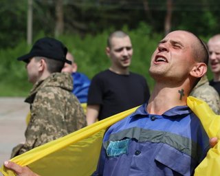 "Должны вернуть каждого": Украина и РФ начали обмен пленными, который имеет несколько этапов (видео)