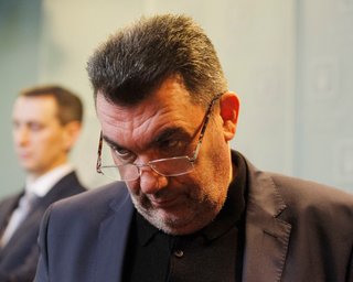 Стеж за наративами. Навіщо РНБО глосарій "проросійських" фраз і хто його порушує