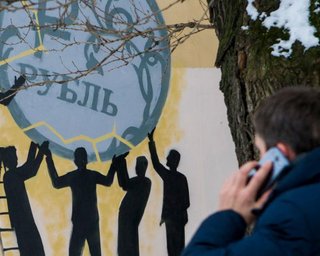 Російські доходи зростають, а рубль знецінюється: чи дійсно РФ збагачується попри санкції